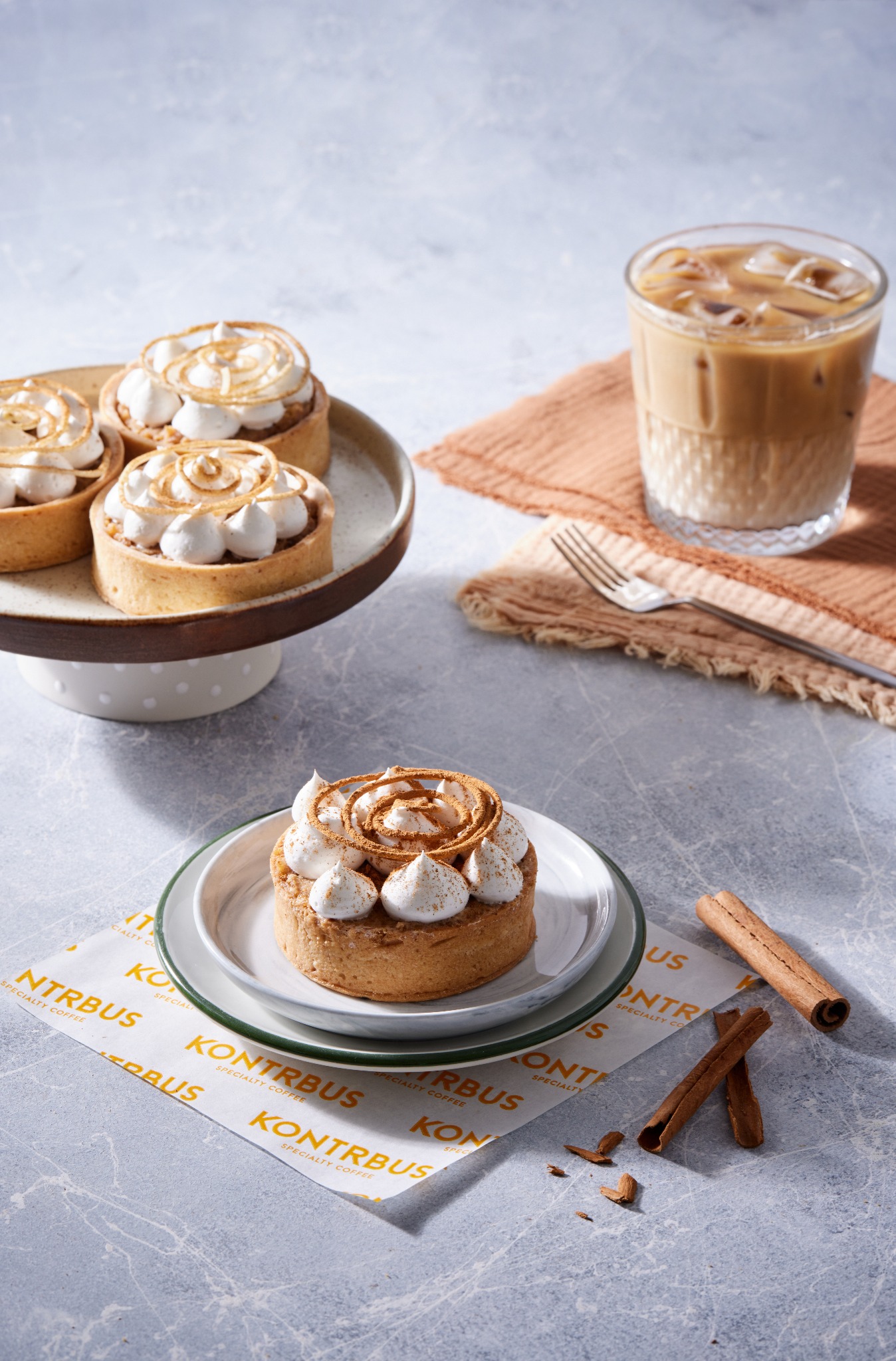 Salmon bites with herbs on green ceramic plate – studio food styling.